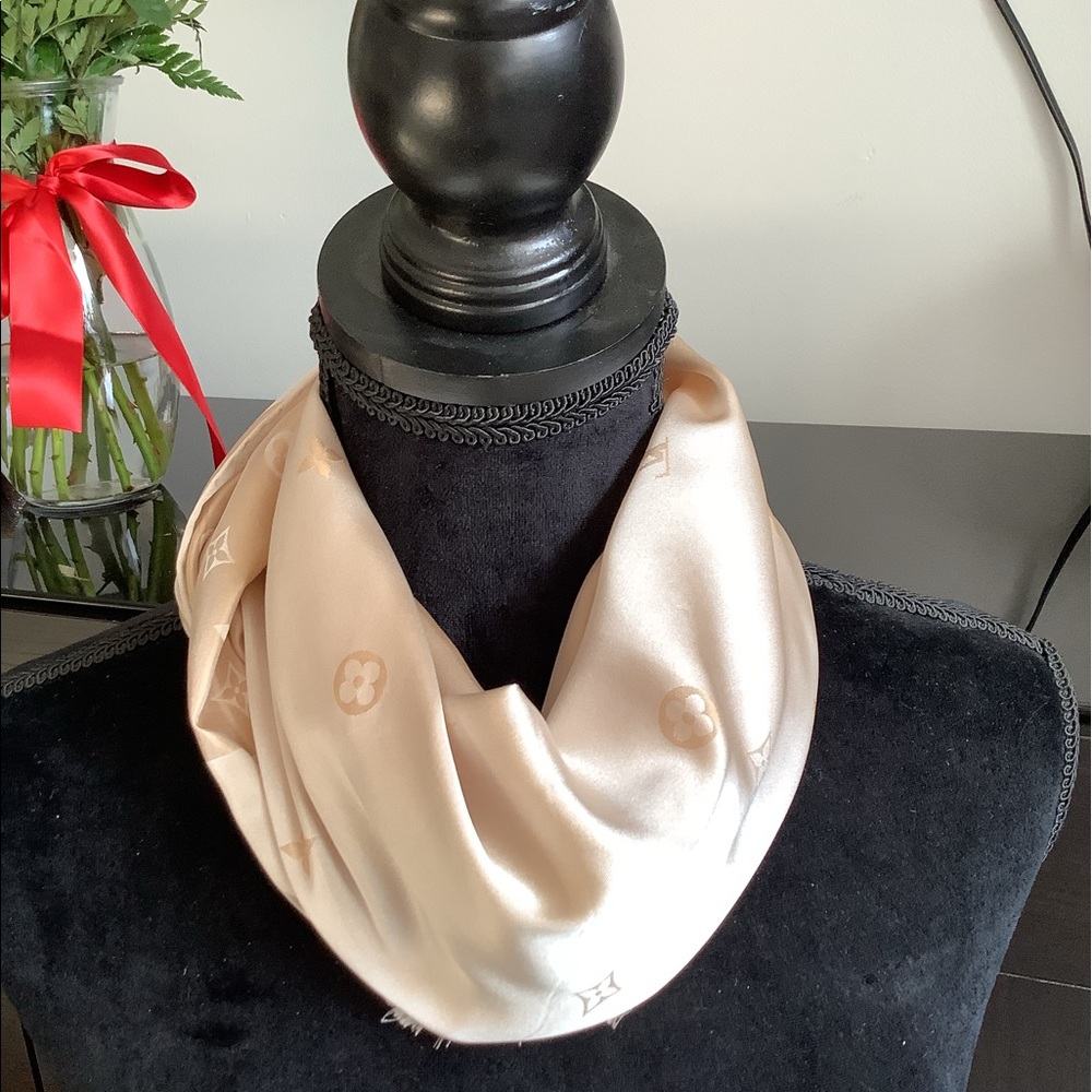 BEAUTIFUL Authentic LV silk scarf  🌷🌷🌷 - Picture 6 of 16
